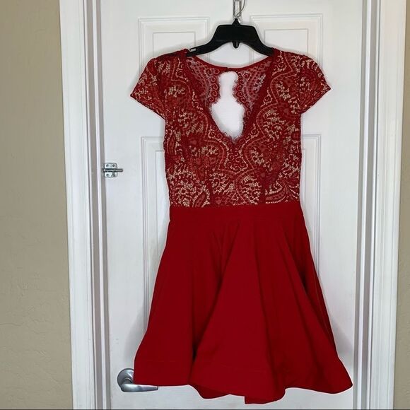 Luxxel Dresses & Skirts - LUXXEL LACE TOP SHORT DRESS SIZE L COLOR WINE